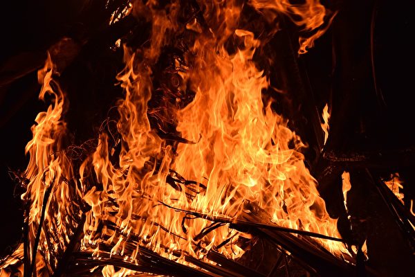 Ngọn lửa đang bốc cháy dữ dội. (Ảnh: Shutterstock)