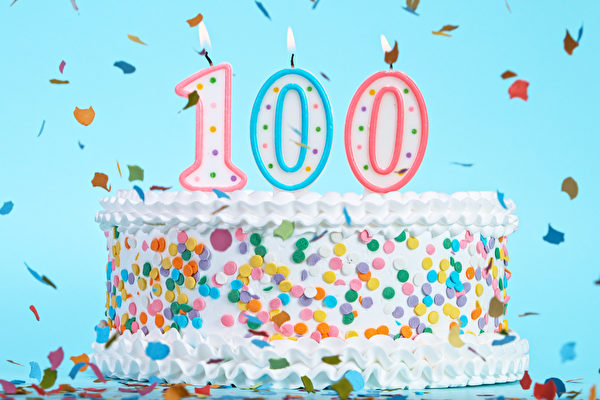 Cụ bà trăm tuổi người Mỹ Madeline Paldo tin rằng công việc là một trong những lý do giúp cụ trường thọ. Trong ảnh là chiếc bánh kỷ niệm sinh nhật lần thứ 100. (Ảnh: Shutterstock)