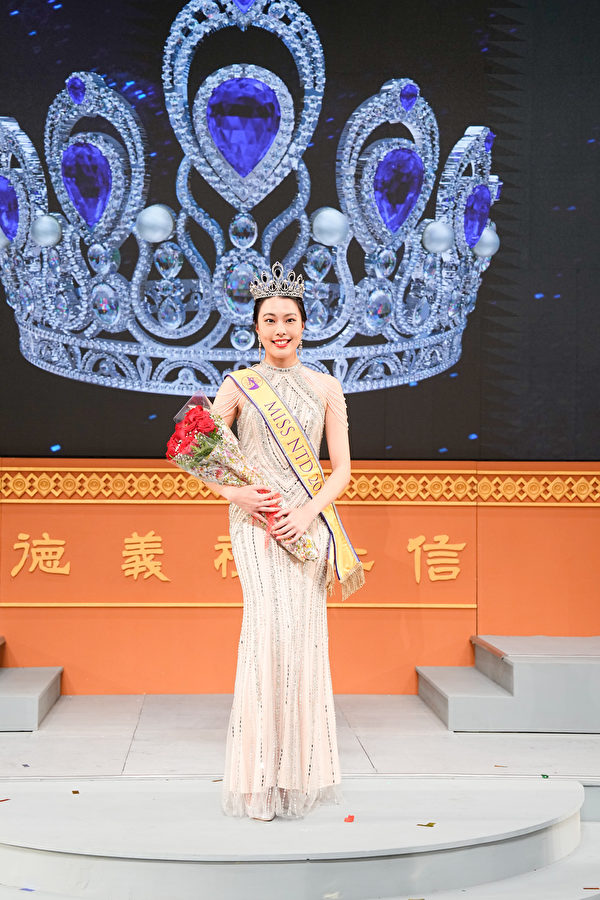 Tối ngày 30/09, cô Cynthia Sun đăng quang Hoa hậu cuộc thi Sắc đẹp Trung Hoa Toàn cầu mùa đầu tiên của NTDTV. (Ảnh: Đới Binh/Epoch Times)