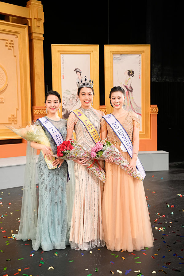 Hoa hậu, Á hậu 1, và Á hậu 2 cuộc thi Sắc đẹp Trung Hoa Toàn cầu mùa đầu tiên của NTDTV, theo thứ tự là: cô Cynthia Sun (giữa), cô Vicky Zhao (trái) và cô Belle Meng (phải). (Ảnh: Đới Binh/Epoch Times)