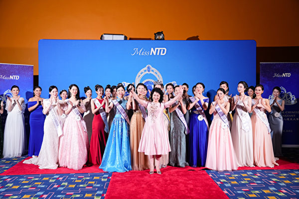 Giám đốc cuộc thi của NTDTV Lucy Chu chúc mừng tất cả các thí sinh và những người thắng giải. (Ảnh: Đới Binh/Epoch Times)