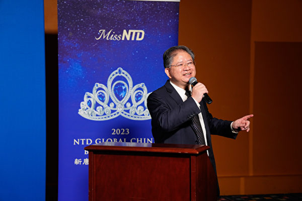 Ông Đường Trung, Chủ tịch NTDTV, chúc mừng những người chiến thắng và tất cả các thí sinh. (Ảnh: Đới Binh/Epoch Times)