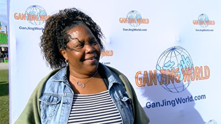 Ngày 09/10/2023, Gan Jing World đã tổ chức sự kiện “KindnessIsCool” tại Lễ hội bí ngô Toronto. Cô Simone Hilton nói rằng chúng ta nên lan tỏa sự tử tế vì sự tử tế rất tuyệt, khiến mọi người cảm thấy thực sự tuyệt vời. (Ảnh chụp màn hình NTDTV)