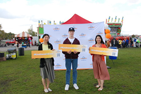 Ngày 09/10/2023, Gan Jing World đã tổ chức sự kiện “KindnessIsCool” tại Lễ hội bí ngô Toronto. Trong ảnh là các tình nguyện viên tại sự kiện “KindnessIsCool.” (Ảnh: Y Linh/Epoch Times)