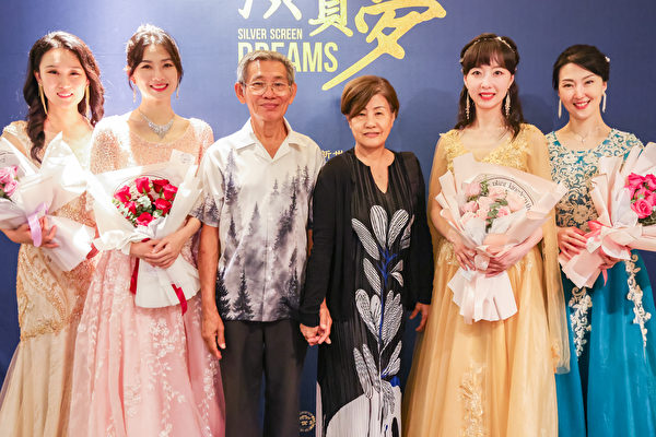 Bà Hồ (thứ ba từ phải sang), thành viên ban tổ chức, chụp ảnh tập thể cùng các diễn viên chính. (Ảnh do Hãng New Century Films cung cấp)