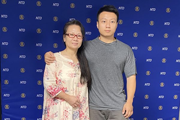Ngày 17/10/2023, bà Lý Nãi Kỳ, một nữ chủ doanh nghiệp đến từ Hà Nam và con trai Trương Hàm Dục, đã nhận lời phỏng vấn của ấn bản Hoa ngữ của The Epoch Times. (Ảnh: Mã Thượng  n/Epoch Times)