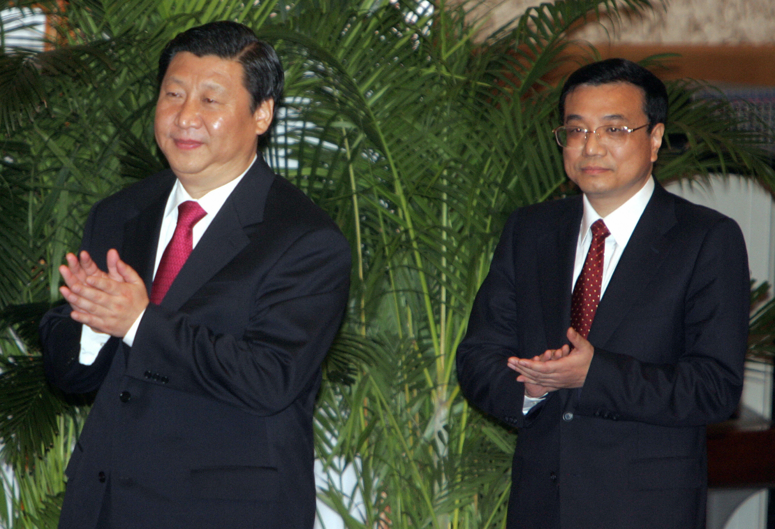 Ảnh chụp vào ngày 22/10/2007, ông Tập Cận Bình (trái) và ông Lý Khắc Cường (phải) đang chờ Chủ tịch Hồ Cẩm Đào giới thiệu tại một cuộc họp báo ở Đại lễ đường Nhân dân. (Ảnh: TEH ENG KOON/AFP/Getty Images)