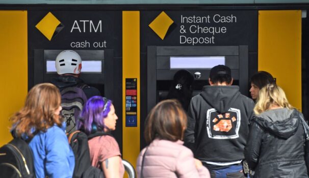 Mọi người xếp hàng chờ trước máy ATM bên ngoài một chi nhánh của Ngân hàng Commonwealth ở Melbourne vào ngày 08/08/2018. (Ảnh: William West/AFP qua Getty Images)