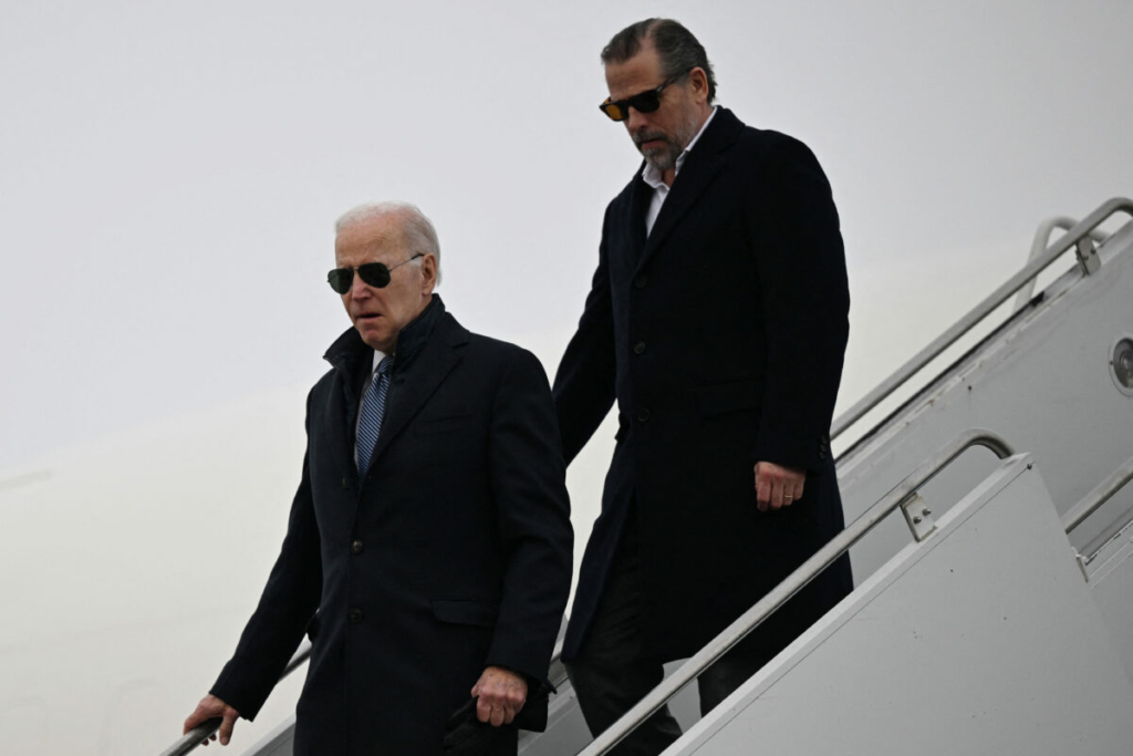 Tổng thống Joe Biden, cùng con trai Hunter Biden, đến Căn cứ Vệ binh Quốc gia Không quân Hancock ở Syracuse, New York, hôm 04/02/2023. (Ảnh: Andrew Caballero-Reynolds/AFP qua Getty Images)