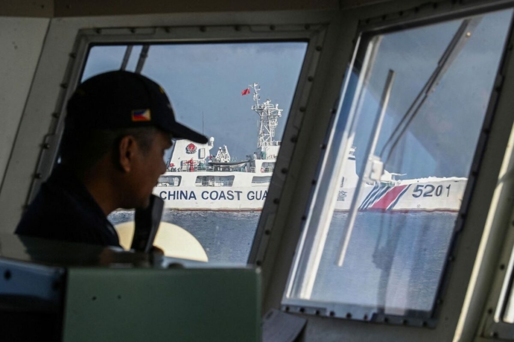 Một thành viên của tàu tuần duyên Philippines BRP Malabrigo đang canh gác trong khi bị tàu Hải cảnh Trung Quốc theo dõi tại Bãi cạn Second Thomas thuộc quần đảo Trường Sa ở Biển Đông đang bị tranh chấp, vào ngày 23/04/2023. (Ảnh: Ted Ajibe/AFP qua Getty Images)