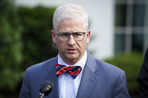 Dân biểu Patrick McHenry (Cộng Hòa-North Carolina) nói với giới báo chí sau khi gặp Tổng thống Joe Biden để thảo luận về giới hạn nợ tại Tòa Bạch Ốc ở Hoa Thịnh Đốn hôm 22/05/2023. (Ảnh: Madalina Vasiliu/The Epoch Times)