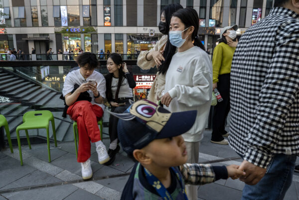 Một khu mua sắm bán lẻ ở Bắc Kinh hôm 18/04/2023. (Ảnh: Kevin Frayer/Getty Images)