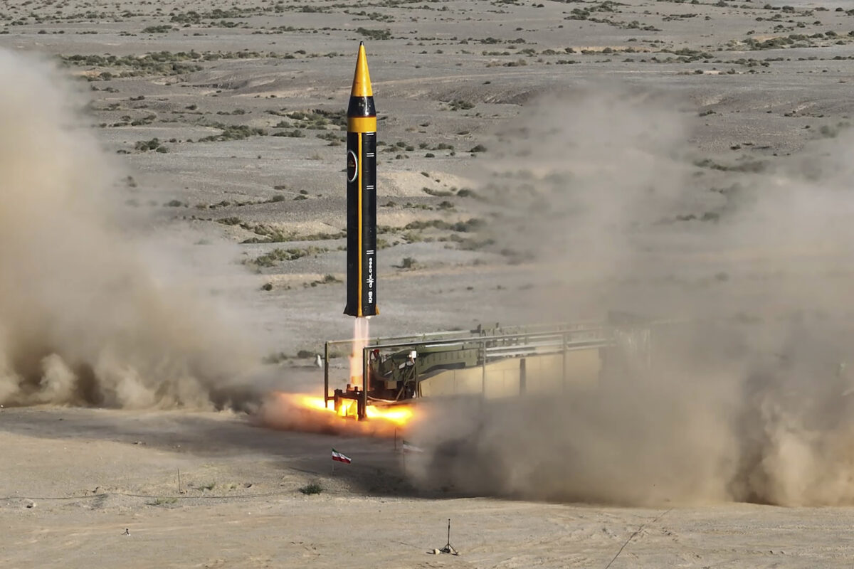 Một hỏa tiễn Khorramshahr-4 được phóng lên từ một địa điểm không được tiết lộ ở Iran, trong bức ảnh công bố hôm 25/05/2023. (Ảnh: Bộ Quốc phòng Iran qua AP)