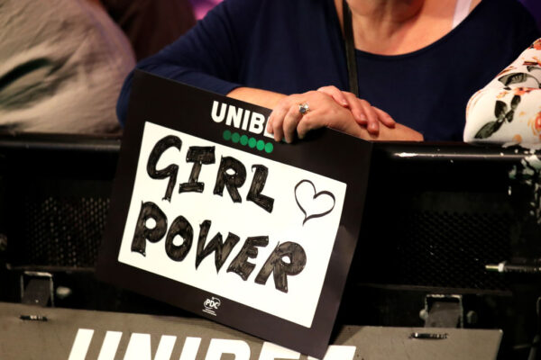 Một người hâm mộ giơ tấm biển ghi “Girl Power” (Sức mạnh của nữ giới) trong ngày thứ 2 của giải Unibet Premier League tại Motorpoint Arena ở Nottingham, Anh, vào ngày 13/02/2020. (Ảnh: Alex Pantling/Getty Images)