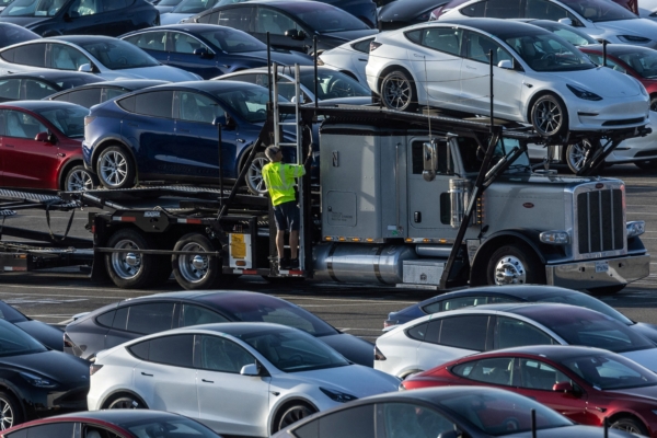 Xe Tesla Model 3 được rao bán tại cơ sở Tesla ở Fremont, California, hôm 23/05/2023. (Ảnh: Carlos Barria/Reuters)