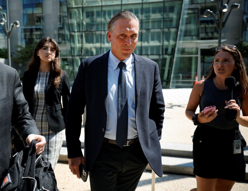 Ông Devon Archer (giữa), cựu đối tác kinh doanh của ông Hunter Biden, rời Tòa nhà Văn phòng Hạ viện O'Neill sau khi làm chứng trước Ủy ban Giám sát Hạ viện tại Capitol Hill ở Hoa Thịnh Đốn hôm 31/07/2023. (Ảnh: Chip Somodevilla/Getty Images)