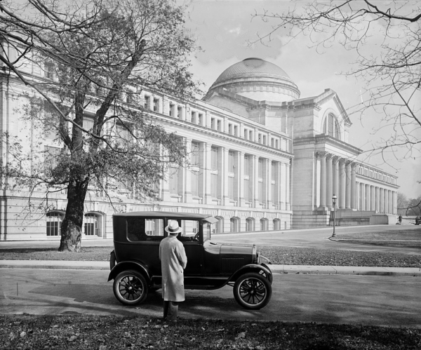 Chiếc xe Model T của hãng Ford đậu trước Bảo tàng Quốc gia của Viện Smithsonian năm 1926. National Photo Company. Thư viện Quốc hội. (Ảnh: Tài liệu công cộng)