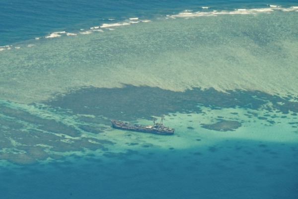 Tàu BRP Sierra Madre của Philippines có chủ ý mắc cạn, đang đóng vai trò là tiền đồn của Philippines trên Bãi cạn Thomas thứ hai ở Biển Đông hôm 09/03/2023. (Ảnh: Jam Sta Rosa/AFP qua Getty Images)