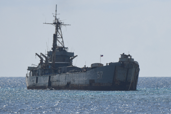 Tàu đổ bộ Philippines BRP Sierra Madre bị mắc cạn, nơi lực lượng thủy quân lục chiến đóng quân để khẳng định các yêu sách lãnh thổ của Manila tại Bãi Cỏ Mây (Second Thomas Shoal) thuộc Quần đảo Trường Sa, trong vùng Biển Đông đang bị tranh chấp, vào ngày 23/04/2023. (Ảnh: Ted Aljibe/AFP qua Getty Images)