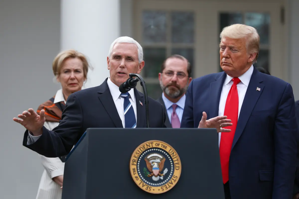 Phó Tổng thống Mike Pence, cùng với các quan chức và lãnh đạo doanh nghiệp, nói chuyện với giới truyền thông sau khi Tổng thống Donald Trump tuyên bố tình trạng khẩn cấp quốc gia liên quan đến virus corona tại Vườn Hồng của Tòa Bạch Ốc ở Hoa Thịnh Đốn vào ngày 13/03/2020. (Ảnh: Charlotte Cuthbertson/The Epoch Times)