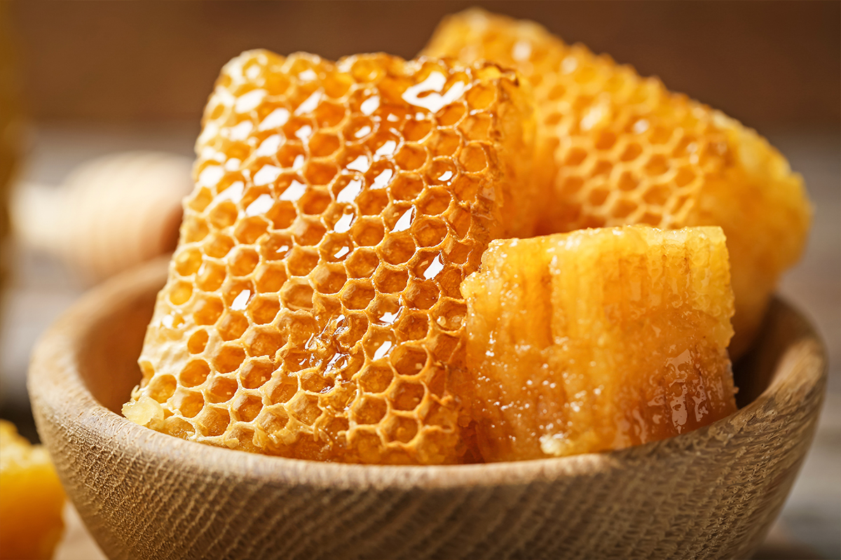 Tính kháng khuẩn của mật ong bắt nguồn từ các đặc tính vốn có của nó và một loạt các thành phần có nguồn gốc từ cả thực vật (những loài cây có mật hoa) và chính loài ong. (Ảnh: Africa Studio/Shutterstock)