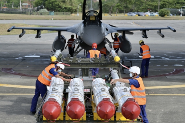 Các binh sĩ lực lượng Không quân chuẩn bị nạp hỏa tiễn chống hạm Harpoon AGM-84 do Hoa Kỳ sản xuất trước một chiếc tiêm kích cơ F-16V trong cuộc tập trận tại căn cứ Không quân Hoa Liên, ở huyện Hoa Liên, Đài Loan, vào ngày 17/08/2022. (Ảnh: Sam Yeh/ AFP qua Getty Images)