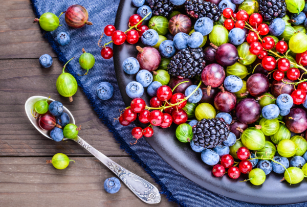 Thực phẩm ít đường, dễ tiêu hóa và có khả năng cấp nước cao như quả mọng rất tốt cho da. (Ảnh: Leonori/Shutterstock)