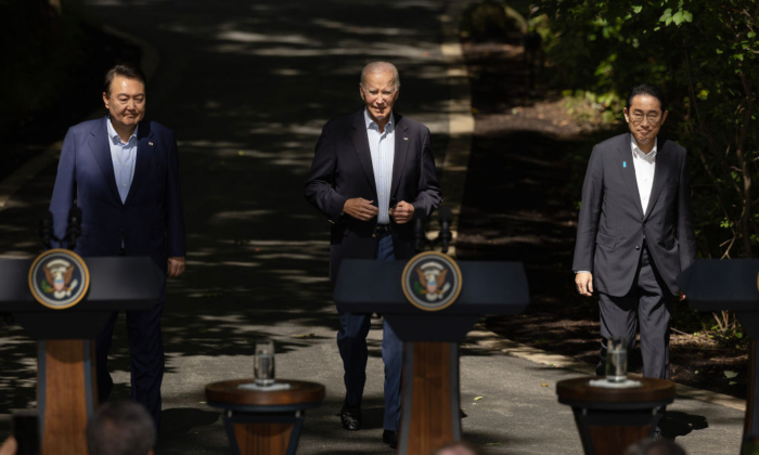 (Từ trái sang phải) Tổng thống Nam Hàn Yoon Suk Yeol, Tổng thống Joe Biden, và Thủ tướng Nhật Bản Kishida Fumio đến dự một cuộc họp báo chung sau cuộc đàm phán ba bên tại Trại David, Maryland, hôm 18/08/2023. (Ảnh: Chip Somodevilla/Getty Images)