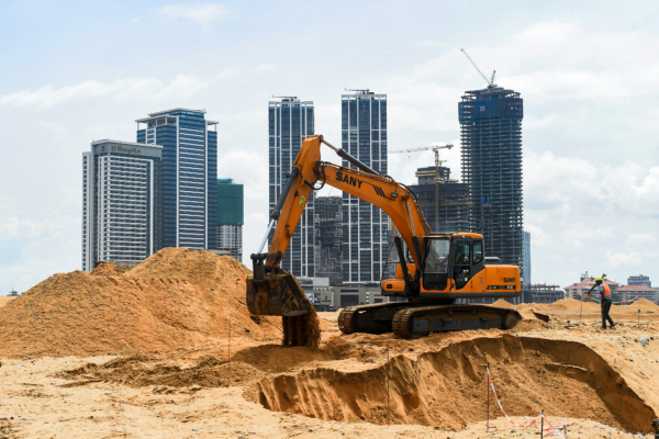 Nhân viên làm việc tại công trường trong dự án Port City do Trung Quốc tài trợ ở Colombo, Sri Lanka, hôm 08/11/2019. (Ảnh: Ishara S. Kodikara/AFP qua Getty Images)