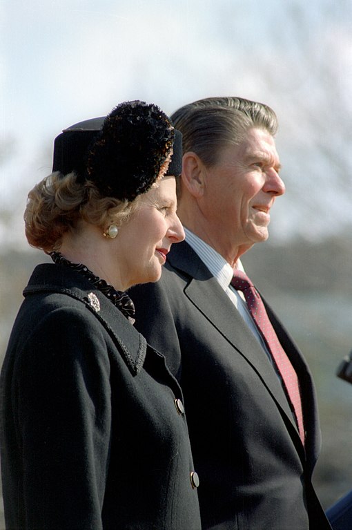 Cựu Tổng thống Reagan và nữ Thủ tướng Margaret Thatcher ở South Lawn trong Tòa Bạch Ốc, trong lễ tiếp đón bà vào tháng 02/1981. Cơ quan Quản trị Hồ sơ và Văn khố Quốc gia Hoa Kỳ. (Ảnh: Tài liệu công cộng)