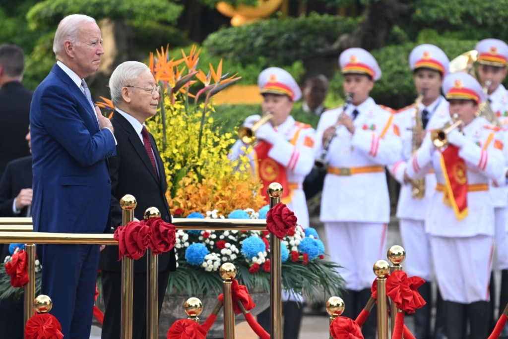 Tổng thống Hoa Kỳ Joe Biden tham dự lễ tiếp đón do Tổng Bí thư Đảng Cộng sản Việt Nam Nguyễn Phú Trọng chủ trì tại Phủ Chủ tịch Việt Nam ở Hà Nội hôm 10/09/2023. (Ảnh: Saul Loeb/AFP qua Getty Images)