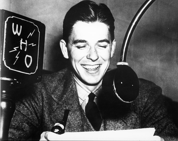 Cựu Tổng thống Ronald Reagan khi còn là phát thanh viên của Đài phát thanh Who ở thành phố Des Moines, tiểu bang Iowa, đâu đó khoảng giữa năm 1934 và năm 1937. Bộ sưu tập ảnh Tòa Bạch Ốc. (Ảnh: Tài liệu công cộng)
