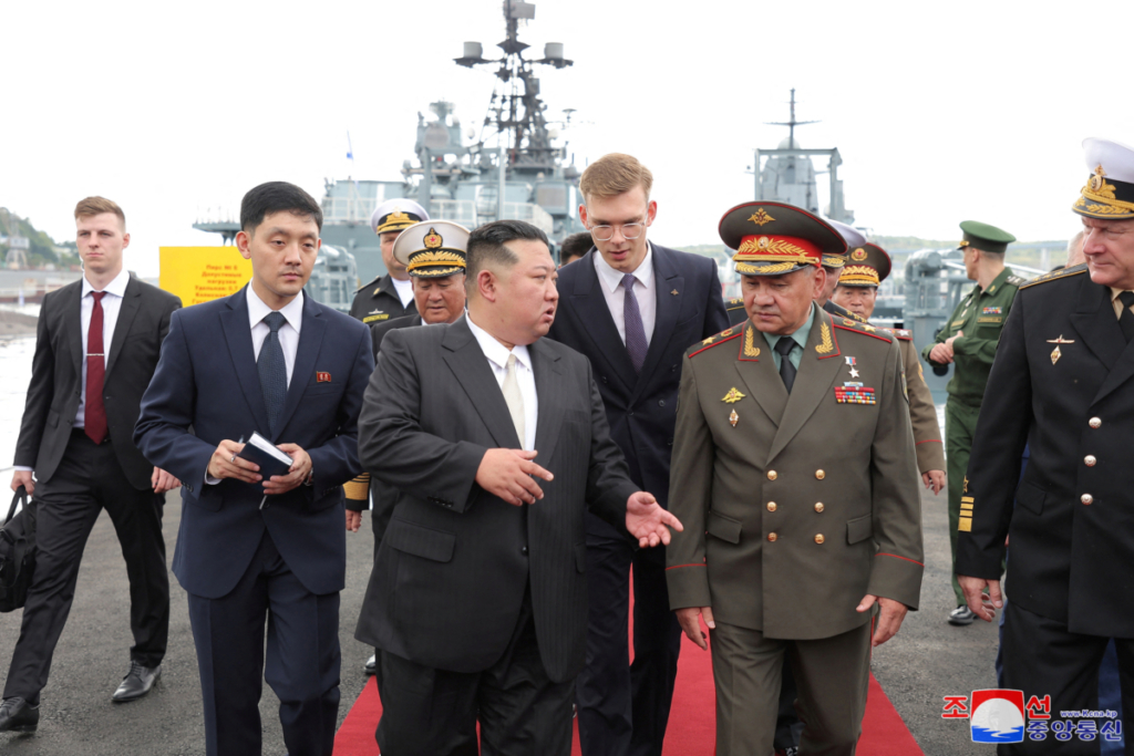 Lãnh đạo Bắc Hàn Kim Chính Nhật đi dạo cùng Bộ trưởng Quốc phòng Nga Sergei Shoigu khi ông Kim đến thăm Vladivostok, Nga, hôm 16/09/2023 do Thông tấn xã Trung ương Bắc Hàn công bố hôm 17/09/ 2023. (Ảnh: KCNA qua Reuters)