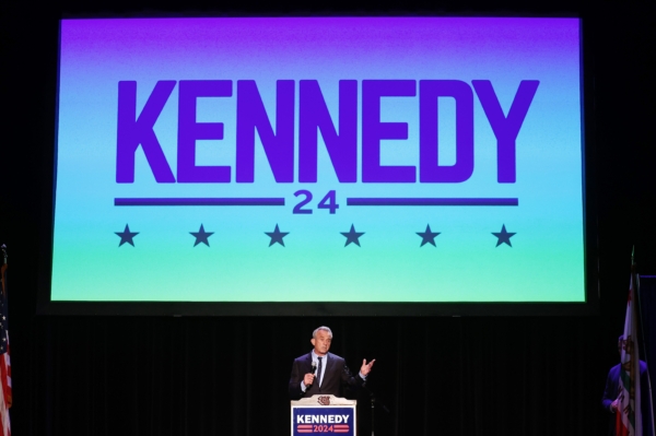 Ứng cử viên tổng thống của Đảng Dân Chủ Robert F. Kennedy Jr. trình bày tại một sự kiện Tháng Di sản Tây Ban Nha tại Nhà hát Wilshire Ebell ở Los Angeles, hôm 15/09/2023. (Ảnh: Mario Tama/Getty Images)