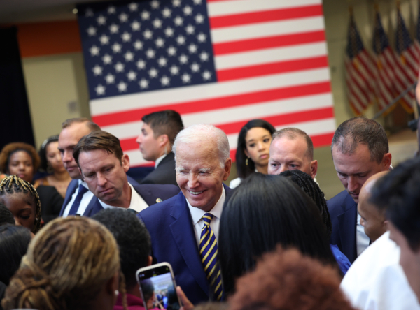 Tổng thống Joe Biden chào khán giả sau khi đưa ra nhận xét tại Đại học Cộng đồng Hoàng tử George ở Largo, Maryland, hôm 14/09/2023. (Ảnh: Kevin Dietsch/Getty Images)