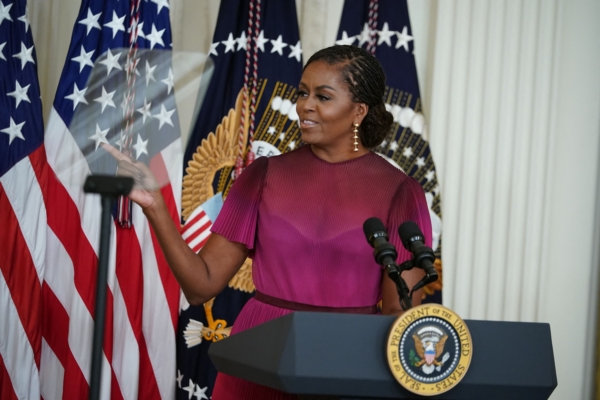 Cựu Đệ nhất Phu nhân Michelle Obama trình bày trong một sự kiện để công bố những bức chân dung chính thức của bà và cựu Tổng thống Barack Obama tại Tòa Bạch Ốc, trong Phòng phía Đông của Tòa Bạch Ốc, vào ngày 07/09/2022. (Ảnh: Mandel Ngan/AFP qua Getty Images)