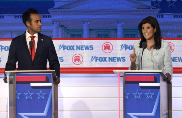 Các ứng cử viên tổng thống của Đảng Cộng Hòa Vivek Ramaswamy (bên trái) và cựu Đại sứ Hoa Kỳ Nikki Haley tham gia vào cuộc tranh biện đầu tiên của cuộc tranh luận sơ bộ của Đảng Cộng Hòa do Fox News tổ chức tại Diễn đàn Fiserv ở Milwaukee, hôm 23/08/2023. (Ảnh: Win McNamee/Getty Images)