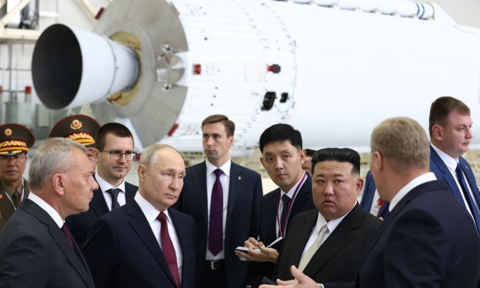 Tổng thống Nga Vladimir Putin (ở giữa, bên trái) và nhà lãnh đạo Bắc Hàn Kim Jong Un (ở giữa, bên phải) thăm Phi trường Vũ trụ Vostochny ở vùng Amur, Nga, hôm 13/09/2023. (Ảnh: Vladimir Smirnov/Pool/AFP qua Getty Images)
