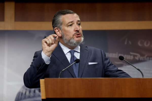 Thượng nghị sĩ Ted Cruz (Cộng Hòa-Texas) nói trong một cuộc họp báo về an ninh biên giới tại Tòa nhà Quốc hội Hoa Kỳ ở Hoa Thịnh Đốn hôm 27/09/2023. (Ảnh: Anna Moneymaker/Getty Images)