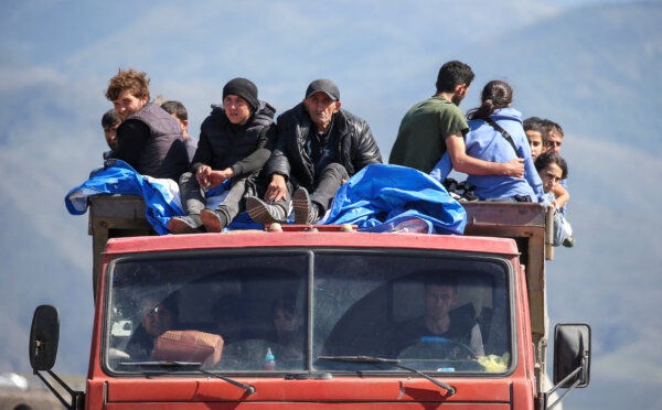 Người tị nạn từ Nagorno-Karabakh trên đường đến ngôi làng biên giới Kornidzor, Armenia, hôm 27/09/2023. (Ảnh: Irakli Gedenidze/Reuters)