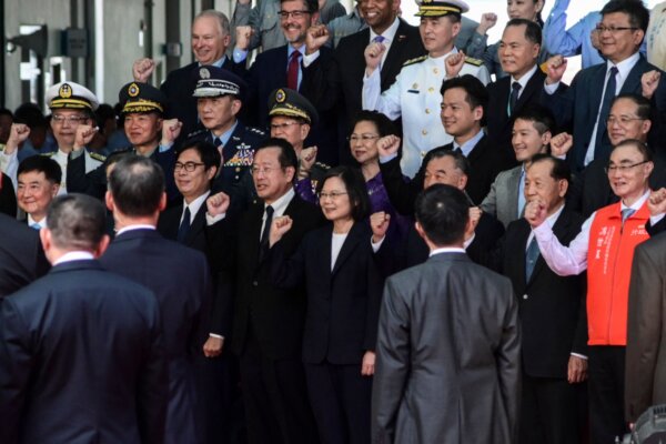 Tổng thống Đài Loan Thái Anh Văn (giữa) chụp ảnh trong buổi lễ ra mắt tàu ngầm tự sản xuất đầu tiên của Đài Loan, “Narwhal,” tại tập đoàn đóng tàu CSBC ở Cao Hùng hôm 28/09/2023. (Ảnh: Sam Yeh/AFP via Getty Images)