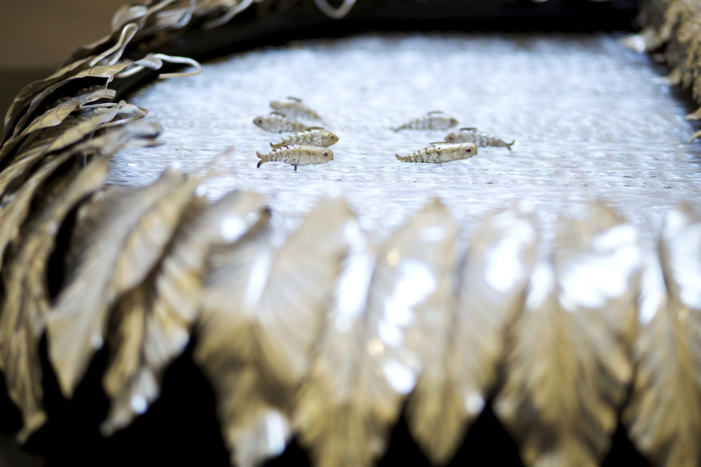 Những con cá nhỏ bằng kim loại nằm trong phần chuyển động cơ học của Thiên nga bạc tại Bảo tàng Bowes, County Durham, Vương quốc Anh. (Ảnh: SWNS)