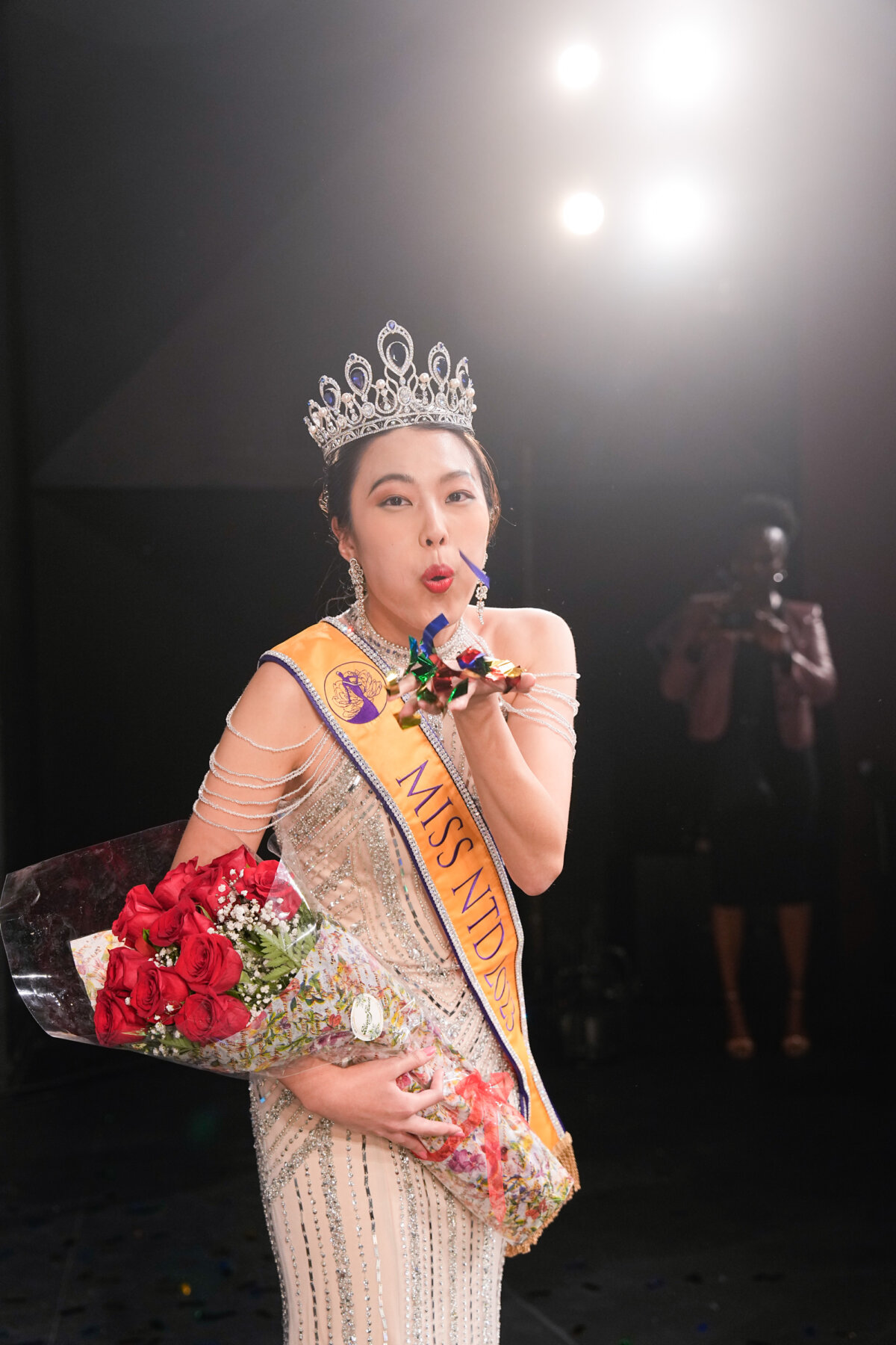 Cô Cynthia Sun sau khi đăng quang Hoa hậu NTD trong Cuộc thi Sắc đẹp Trung Hoa Toàn cầu mùa đầu tiên của Đài truyền hình NTD ở Purchase, New York, hôm 30/09/2023. (Ảnh: Larry Dye/The Epoch Times)