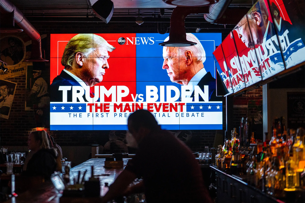 Cuộc tranh biện tổng thống đầu tiên giữa Tổng thống đương thời Donald Trump và ứng cử viên Đảng Dân Chủ đương thời Joe Biden đang được phát hình tại Walters Sports Bar ở Hoa Thịnh Đốn vào ngày 29/09/2020. (Ảnh: Sarah Silbiger / Getty Images)
