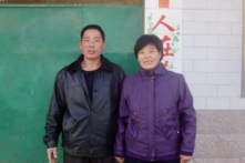 Ông Đinh Nguyên Đức (Ding Yuande) và vợ, bà Mã Thụy Mai (Ma Ruimei), chụp ảnh trước khi họ bị giam giữ bất hợp pháp vì đức tin của mình, hôm 12/05/2023. (Ảnh: Đăng dưới sự cho phép của Trung tâm Thông tin Pháp Luân Đại Pháp)