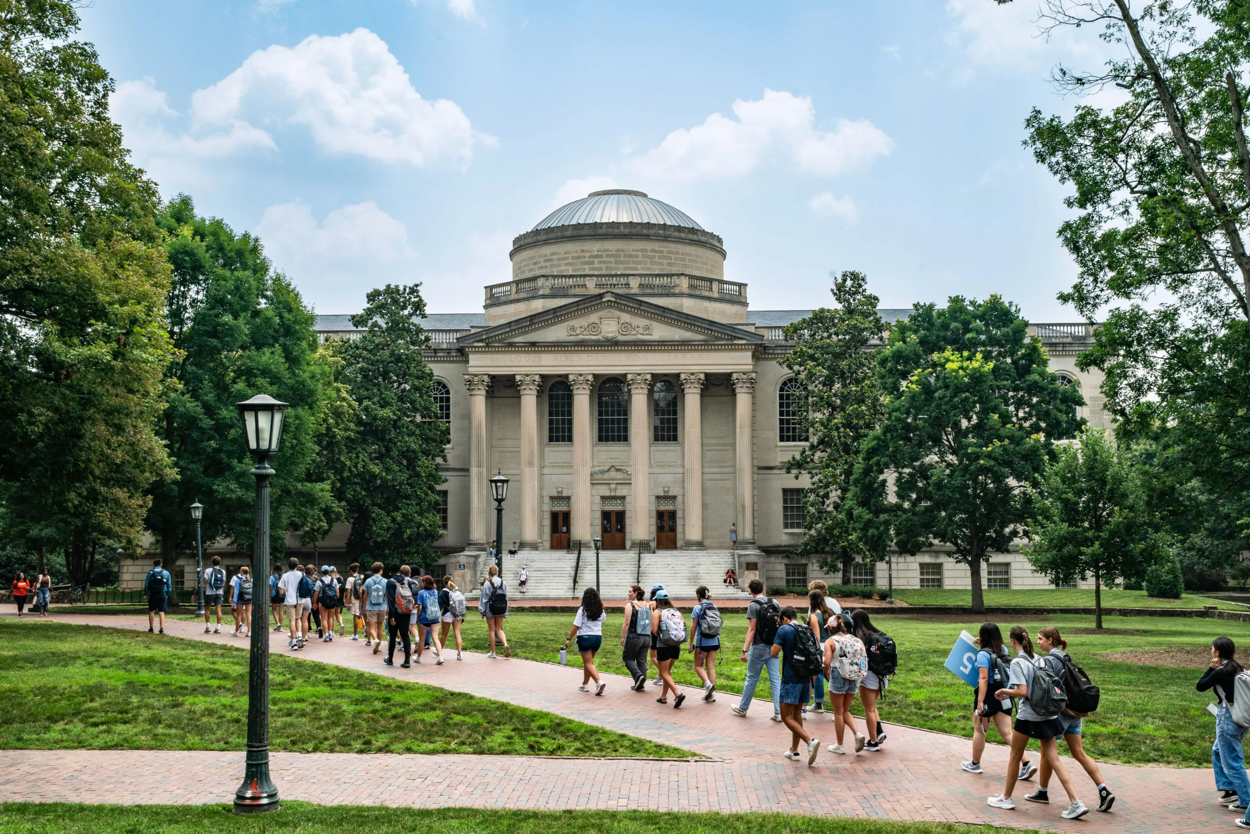 Sinh viên đi bộ trong khuôn viên Chapel Hill của Đại học North Carolina ở Chapel Hill, North Carolina, hôm 29/06/2023