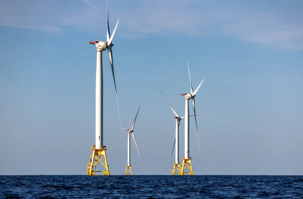 Các tua-bin gió Trang trại Phong năng Block Island gần Block Island, tiểu bang Rhode Island, vào tháng 07/2022. (Ảnh: John Moore/Getty Images)