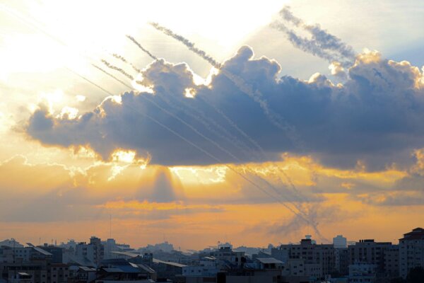 Hỏa tiễn được bắn từ Thành phố Gaza về phía Israel, hôm 07/10/2023. (Ảnh: Mahmud Hams/AFP qua Getty Images)