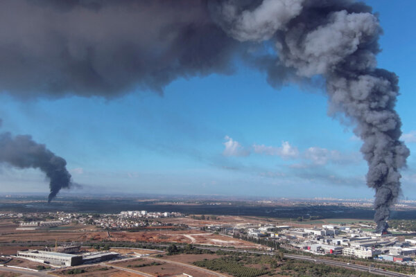 Các loạt hỏa tiễn phóng từ Gaza về phía Israel, hôm 07/10/2023. (Ảnh: Ilan Rosenberg/Reuters)