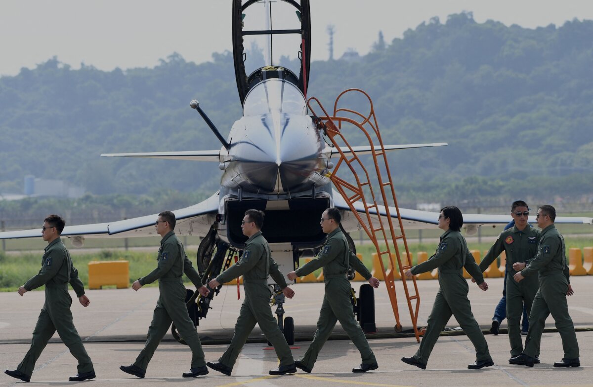 Các phi công trên chiếc J-10 của Tập đoàn Phi cơ Thành Đô dành cho Lực lượng Không quân Quân Giải phóng Nhân dân (PLAAF) hành quân sau khi thực hiện chương trình trình diễn bay tại Triển lãm Hàng không và Vũ trụ Quốc tế Trung Quốc lần thứ 13 ở Chu Hải, phía nam tỉnh Quảng Đông của Trung Quốc vào ngày 28/09/2021. (Ảnh: Noel Celis/AFP qua Getty Images)